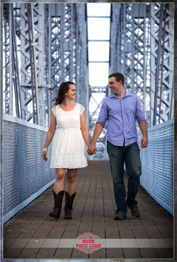 Maxim Photo Studio captured the engagement at Purple people bridge