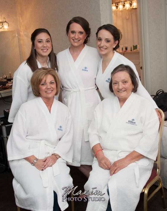 Cincinnati wedding bride and Bridesmaids