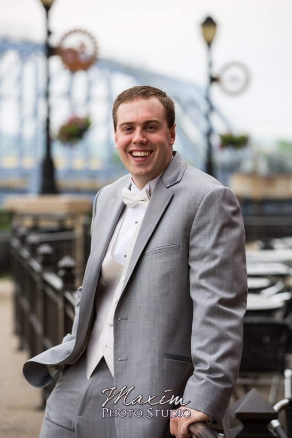 Cincinnati wedding groom photo newport_on_the_levee