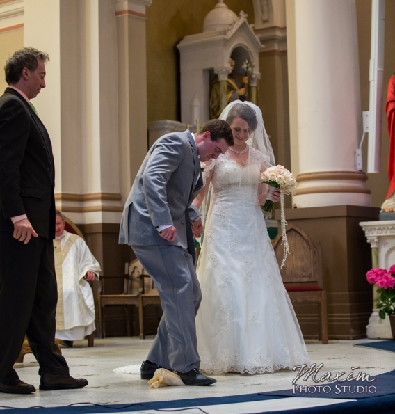 Breaking the glass Jewish tradition in Kentucky